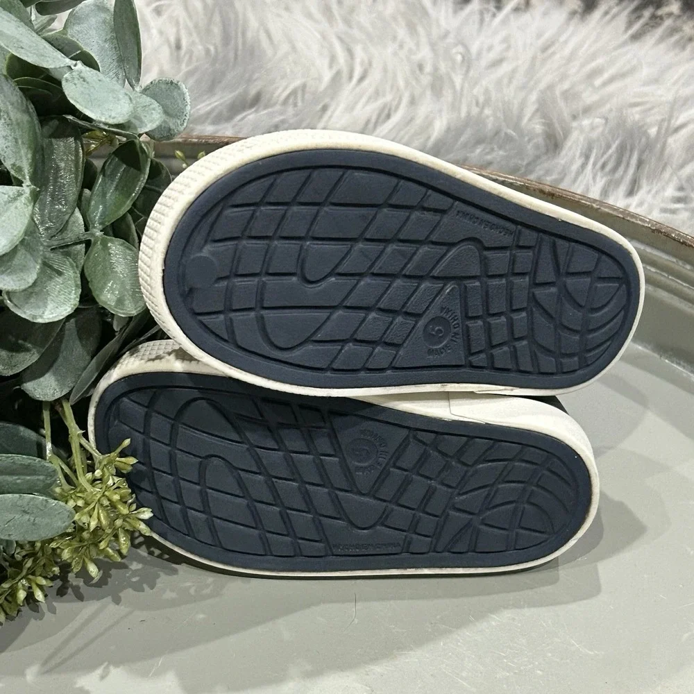 Old Navy Blue Perforated Vinyl Slip-On Sneakers Toddler‎ Size 5